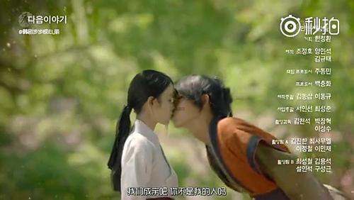 68岁陈道明时髦现身，1200元鞋子抢眼，墨镜观展引热议