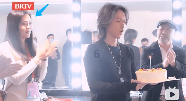 救援受困的小恐龙