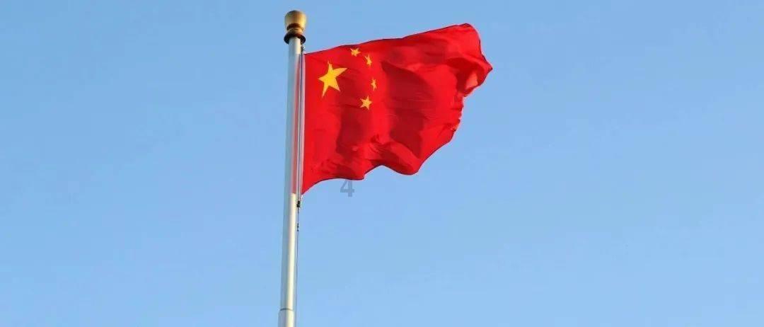 有个性的女生就是会穿,挂脖衫配牛仔裤,清新简约又显美的背影