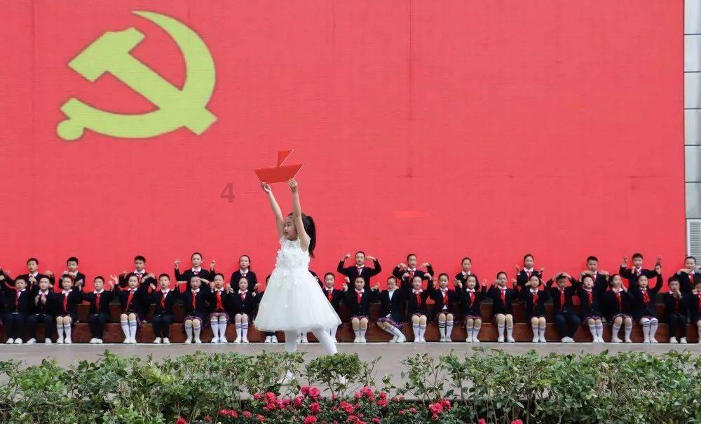 莫文蔚穿绿色深露背礼服秀美背 西装搭黑丝超撩人