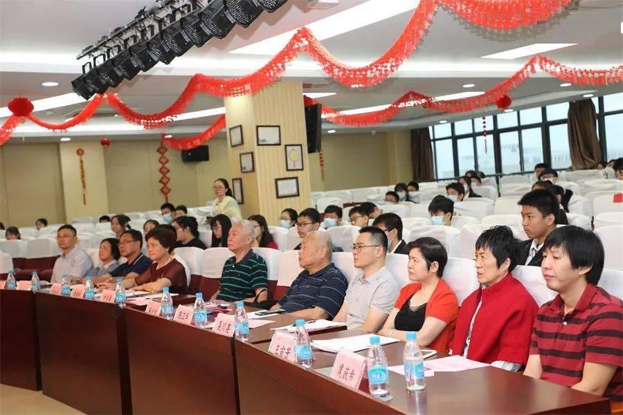 铲车拉的冲击压路机对于含水量比较高的土石方压实