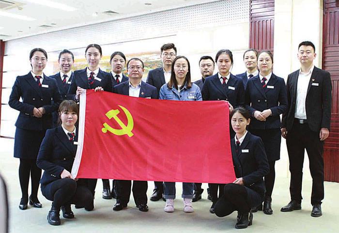 人气真的高!晚宴结束,C罗在护送下离开宴会厅
