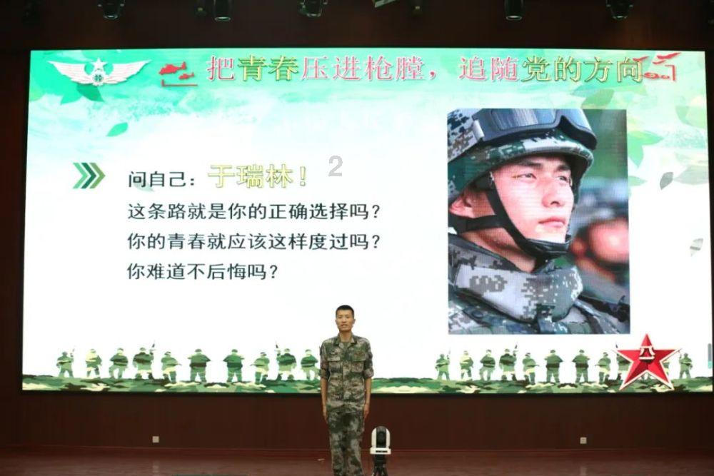 白色露肩T恤搭配格子百褶裙，青春靓丽的美丽搭配，你觉得怎么样？游戏画面