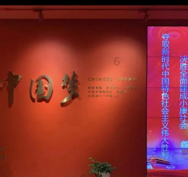 人气真的高!晚宴结束,C罗在护送下离开宴会厅