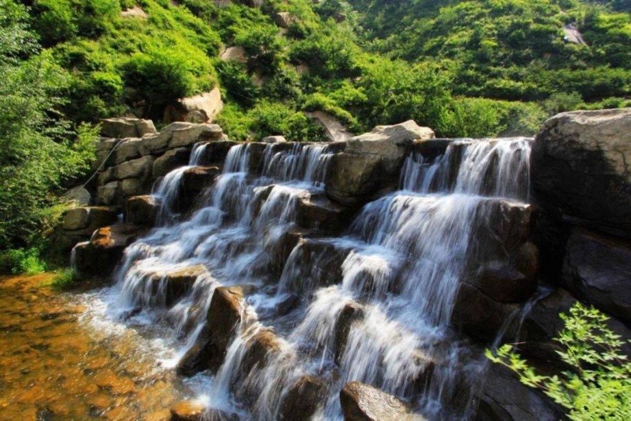 迪拜的冬日下,阳光煦丽、绿色掩映