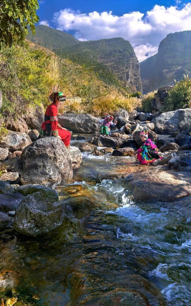 律师你好，请问一下小孩在学校里玩乐的时候眼睛受伤，学校里该承担责任吗？游戏画面