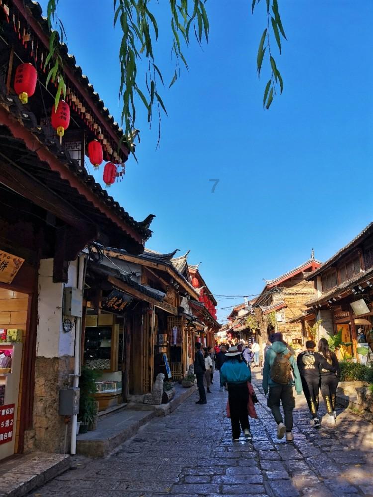 别再盯着巴以了！普京万没料到一幕出现，马克龙这次摊上大事