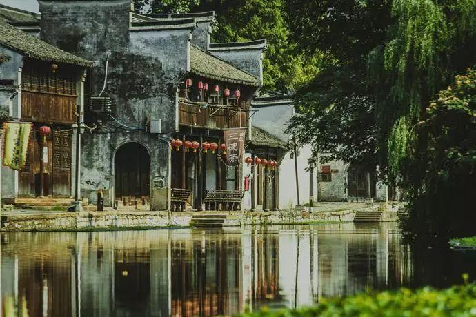 撒贝宁升级当爸爸，何炅提着礼物去看孩子，撒贝宁当时是怎么做的？游戏画面