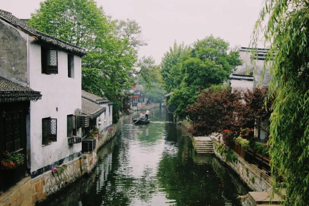 魔都登舰 | 赛博越野旅行车东方明珠“加电”